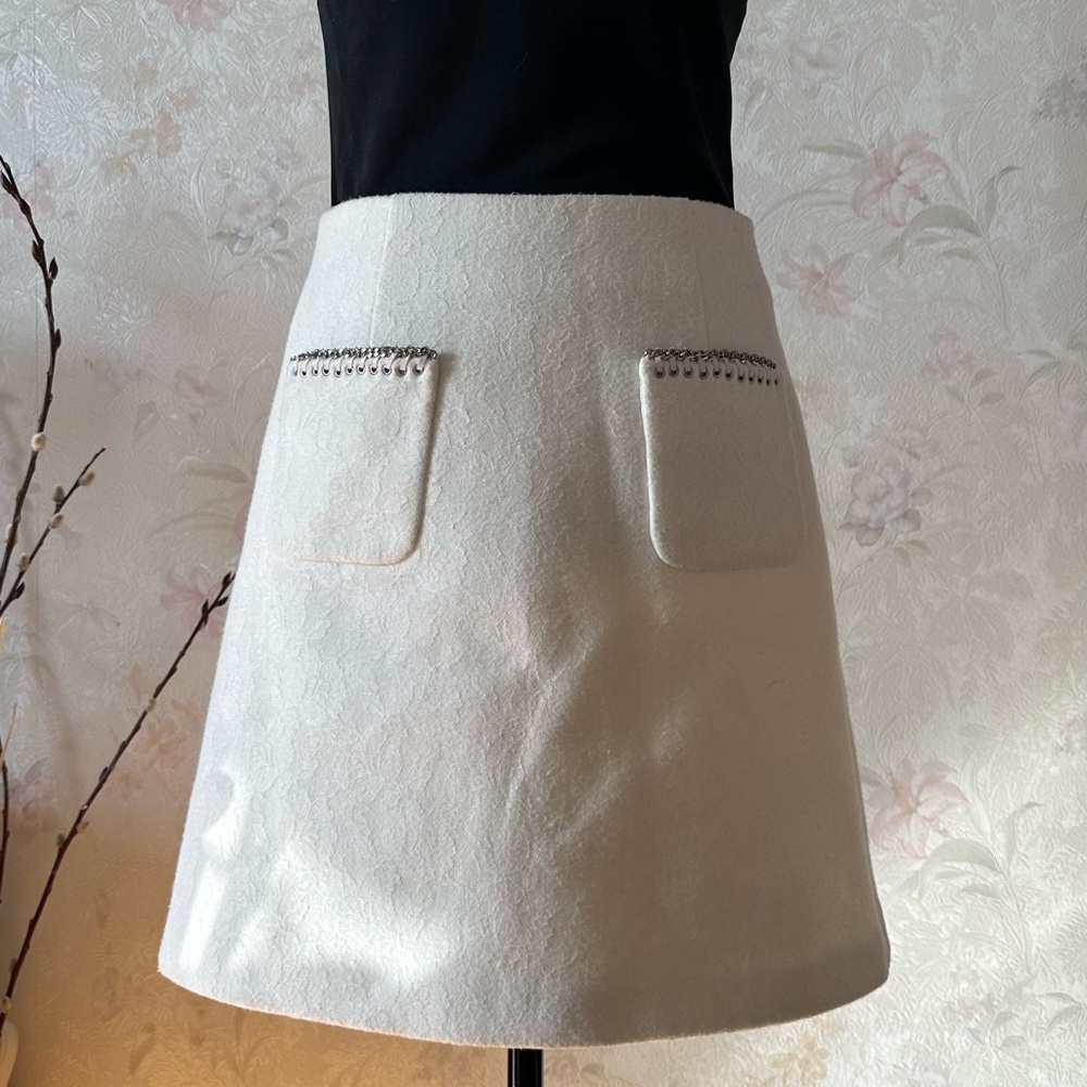 Givh Shyh . A beige mini skirt with pockets. Size XS.